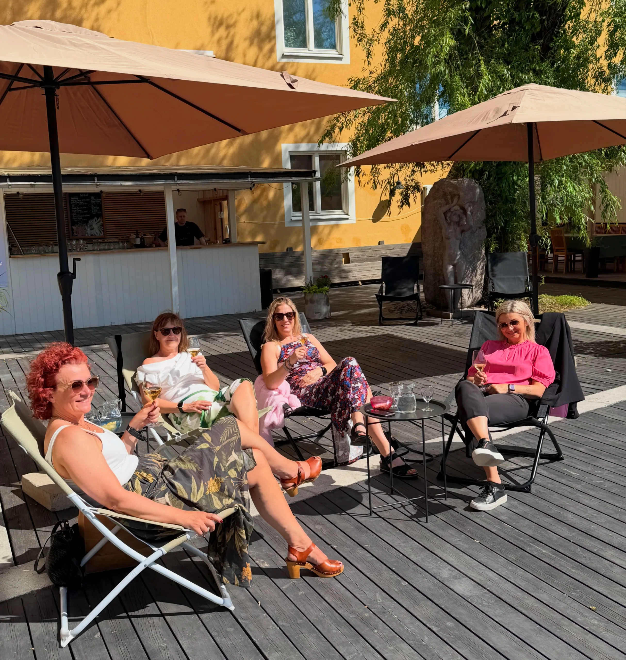 Beach club feeling idag med härliga, somriga gäster ☀️🦋🌷 Kom och häng med oss på stans skönaste terrass ”Bakom Corken”.