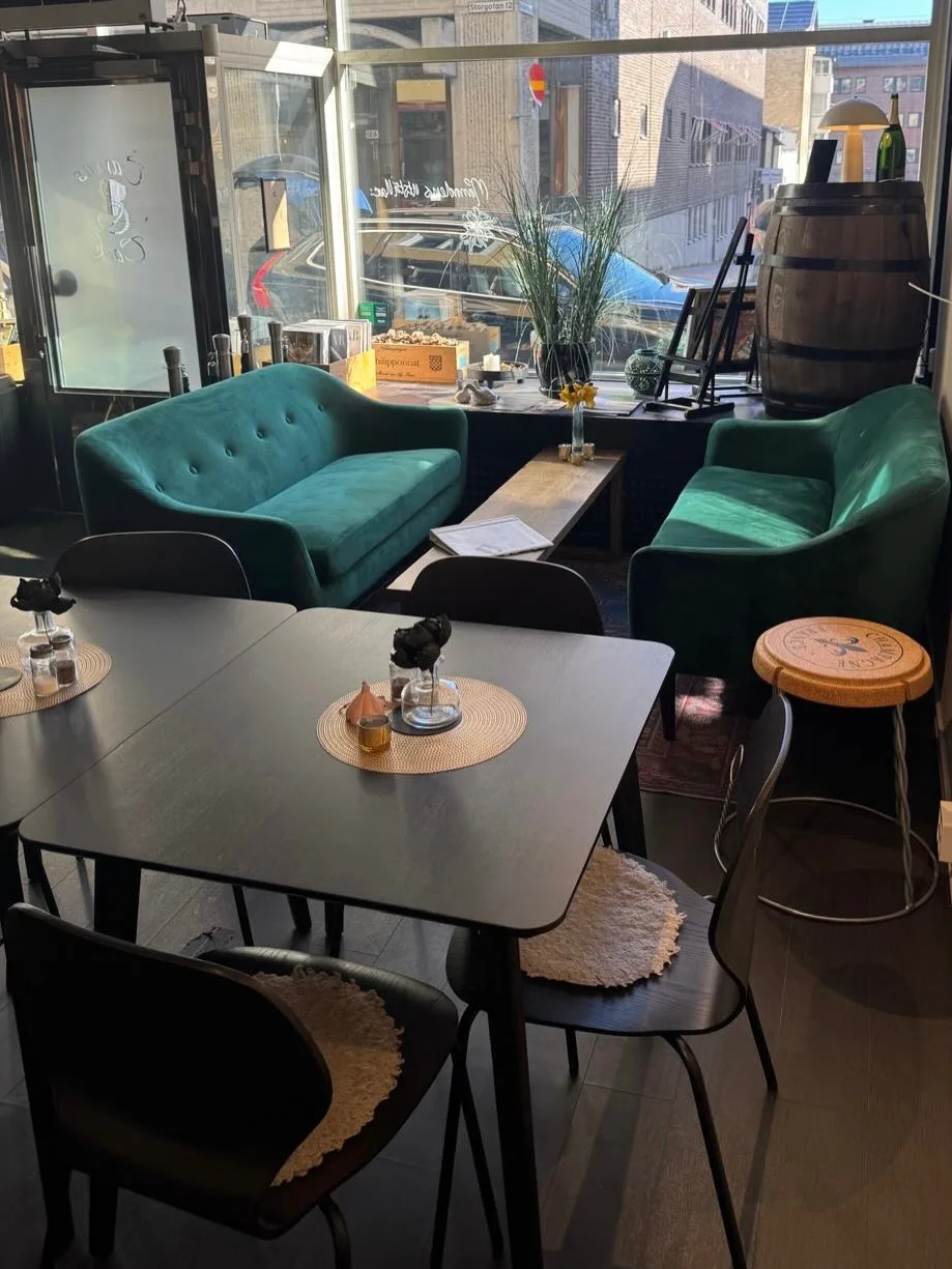 K.V.Ä.L.L.E.N.S K.A.P
Imorgon är det Citykväll ❤️
En löjromstallrik och ett glas Allegory Platine från @champagne_demiere för 195 pix 🫶🏼. Alkoholfritt alternativ finns självklart.
Pzzzt…Vi har piffat upp vardagsrummet med lite nya loungemöbler. Välkommen in att provsitta dem! 💋