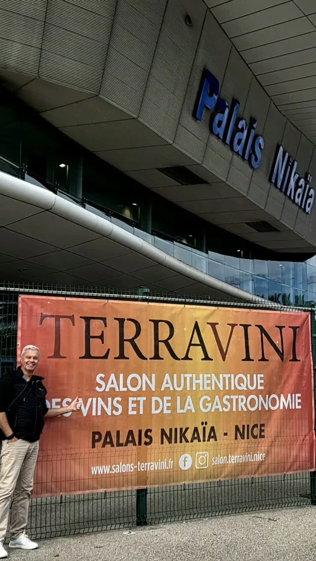 Ja men vi jobbar på härifrån 🇨🇵 Idag med nya möten och nya smaker😉 @salon.terravini.nice